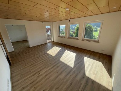 Erstbezug nach Kernsanierung: Helle 3-Zimmer-Wohnung mit Balkon & Blick ins Grüne