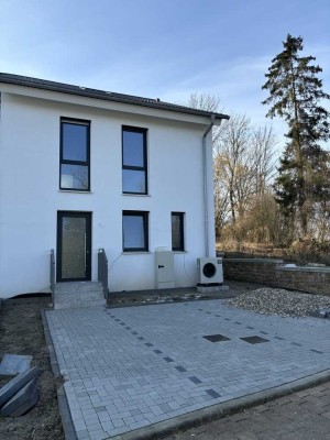 Neubau-Reihenendhaus: 5 Zimmer, Garten, 2 Stellplätze & Dachterrasse