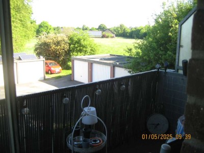Großzügige helle Wohnung im Grünen mit Balkon, Garten und Dachstudio (zB für Büro)