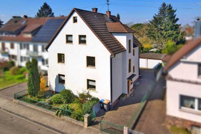 Charmantes Zweifamilienhaus mit ausgebautem Dachgeschoss, großem Garten und zwei freien Wohnungen