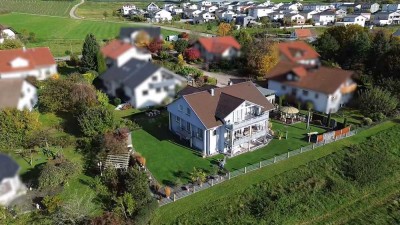 -Großzügiges Anwesen in Toplage-
Inkl. Wellness, idyllischem Garten und Mehrgenerationen-Potenzial!
