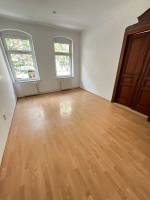Helle 4,5 Zimmer Wohnung, Altbau, zentrale Lage, Parkmöglichkeit