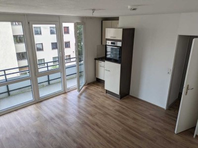 Schöne modernisierte 1-Zimmer-Wohnung mit Balkon und EBK in Freising