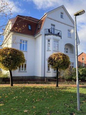 Großzügige, helle Altbsuwohnung mit 2 Balkonen