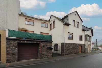 Willkommen zuhause: Renovierungsbedürftiges 7-Zi.-EFH mit Terrasse, Balkon und einer Garage