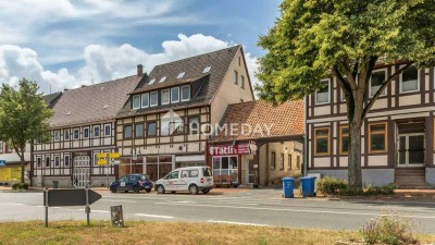 MFH mit 8 Wohneinheiten, Gewerbeeinheit und Entwicklungspotenzial auf großem Grundstück