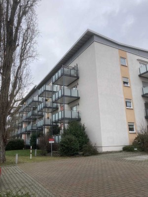 Neuwertige Wohnung mit zwei Zimmern sowie Balkon und EBK in Bad Kreuznach