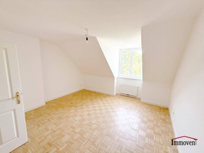 PROVISIONSFREI - SANIERT - ERSTBEZUG: eine sehr gut angelegte und helle 2-Zimmerwohnung im Dachgeschoss mit Eigengarten und zusätzlichen GOODIES!