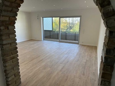 Geschmackvolle, modernisierte 3-Raum-DG-Wohnung mit geh. Innenausstattung mit Balkon