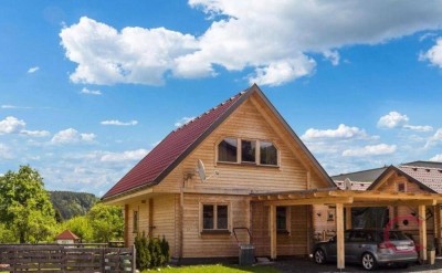 Reizendes Holzblock-Ferienhaus mit Carport in Seenähe