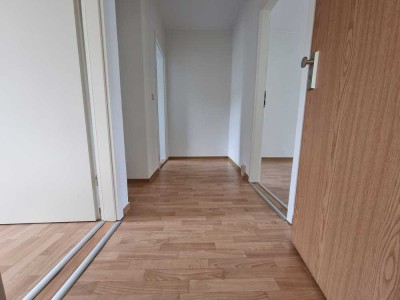 2-Zimmer-Wohnung mit großem Balkon und Badewanne
