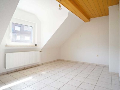 Gemütliche 2-Zimmer-Dachgeschoss-Wohnung mit Einbauküche