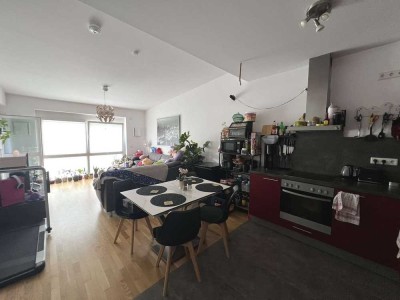 Großzügige 2-Zimmer-Wohnung mit Einbauküche und Wintergarten