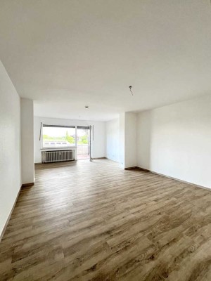 Helle 4-Zimmer-Wohnung mit Einbauküche und Balkon in Übach-Palenberg