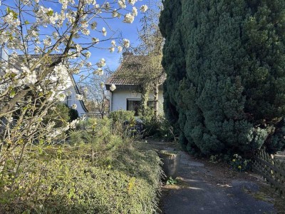 Doppelhaushälfte in beliebter Lage - Stilvolles Wohnen im Herzen eines großen Gartens