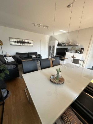 Moderne und gepflegte 4-Zimmer-Wohnung mit Balkon/Wintergarten zum Wohlfühlen (teilmöbliert)