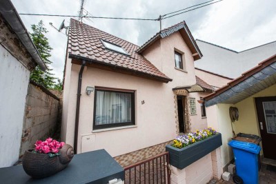 Interessantes 6-Zimmer-Haus in bester Lage von Rheindürkheim direkt am Rheinufer gelegen.