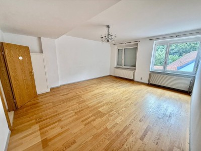 Eigentumswohnung mit großer Terrasse und separaten Eingang!