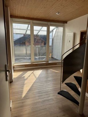 Frisch sanierte 4-Zimmer-Dachgeschosswohnung mit Einbauküche und sonniger Loggia