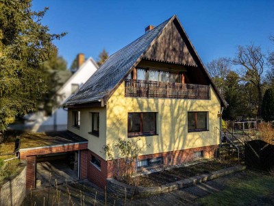 Wohnhaus mit Kamin, Echtholz-Parkett, Wintergarten, Ausbaureserve und großer Nutzfläche