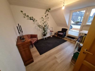 Helle Dachgeschosswohnung mit Dachterrasse in ruhigem Dreiparteienhaus