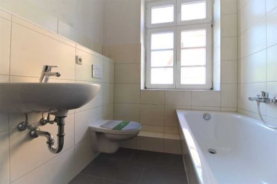 2 RWE mit Tageslichtbad ab sofort frei