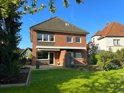 Mitten in Brackwede: 2-Familienhaus mit Balkonen und Terrasse