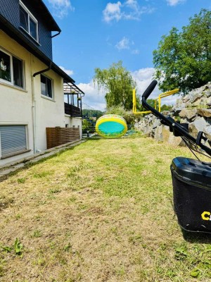 Vollständig renovierte Wohnung mit drei Zimmern sowie privatem Garten und Einbauküche in Modautal