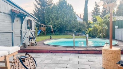 Charmantes Zweifamilienhaus mit Hof, Garagen, Garten und Pool. Einziehen und wohlfühlen!