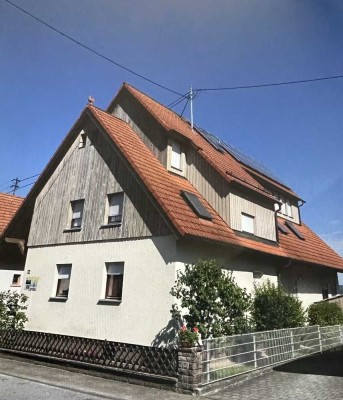 Ansprechende und modernisierte 6-Zimmer-EG-Wohnung mit Balkon und EBK in Karlsbad
