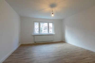Sanierte 2-Zimmer-Wohnung mit Küchenzeile und Waschmaschine in Hannover-Ricklingen.
