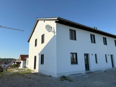 Neubau 2025: Moderne DHH in familienfreundlicher Lage
