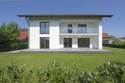 Erstbezug! Wohnen mit Stil und Raum – 9-Zimmer-Einfamilienhaus mit Wellnessbereich & Garten
