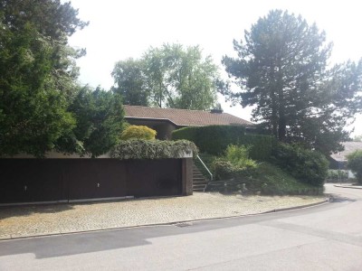 Doppelhaushälfte (drei Bäder) mit Garten und Garage
