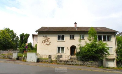 Toplage im Ortskern! Renovierungsbedürtiges Zweifamilienhaus in Roding!
