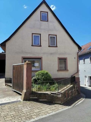 Einfamilienhaus mit Nebengebäuden in Neubrunn