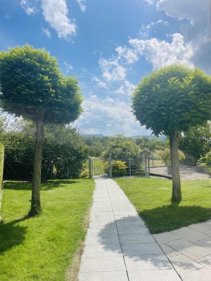 Idyllisch! Schönes Haus inklusive 2 schönen Gartengrundstücken in Aussichtslage und Doppelgarage