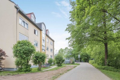 Schöne, helle 3-Zimmer-Wohnung mit Süd-Balkon  und Blick in’s Grüne -   trotzdem zentral