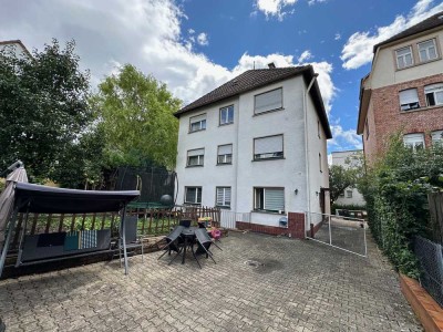 Teilsaniertes Mehrfamilienhaus mit Garagen, Garten und Hoffläche