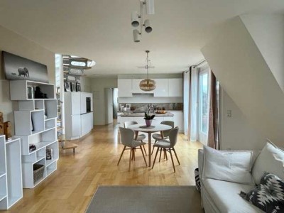 Mitten in der Stadt - Lichtdurchflutete möblierte 2 Zimmer Wohnung mit einmaliger Dachterrasse