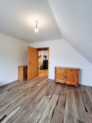Diese schöne WG in Allmannshofen im Obergeschoss befindet sich in einem frisch renovierten Haus.
Sie
