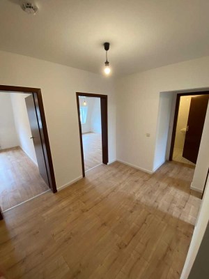 Schöne renovierte 3 Zimmer Wohnung mit Küchenzeile zu vermieten / Zeitz