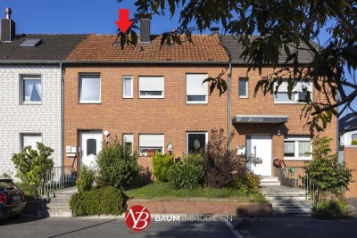 In gefragter Lage von Kaarst - Reihenhaus mit zwei vermieteten Wohneinheiten und 9 Wellblech-Garagen