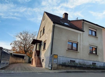 Stattliches 2-Fam.-Haus mit viel Stauraum auf großem Grundstück in ruhiger Lage - sanierungsbedürfti