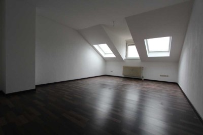 Helle Dachgeschosswohnung im Herzen der Stadt mit Küche