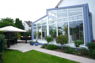 Lichterfülltes Haus mit modernem Wintergarten und traumhaftem Süd/Ost-Garten mit großer Terrasse