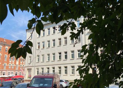 Ruhige Lage mit Parkblick - EBK+Laminat+Tageslichtbad mit Badewanne!