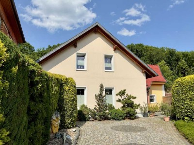 Freistehendes Einfamilienhaus mit ca. 240 m² Wohnfläche in wunderschöner Natur