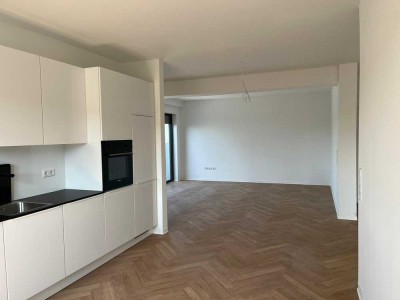 Erstbezug mit Balkon und EBK: Stilvolle 3-Zimmer-Dachgeschoss-Wohnung in Veitshöchheim