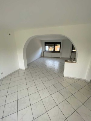 Maisonette-Wohnung mit großem Balkon und ca 100qm Wohnfläche für 1000€ warm mal.